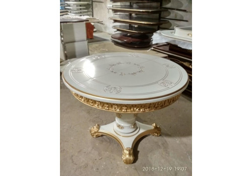 Спальня с характером как классическая кровать формирует настроение комнаты