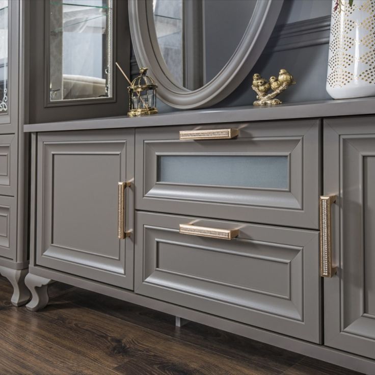 Спальня с характером как классическая кровать формирует настроение комнаты